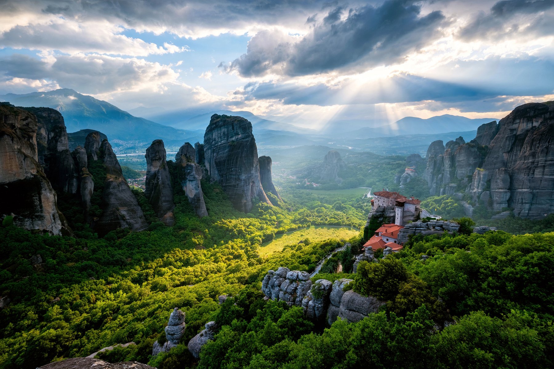 Du besöker det fantastiska världsarvet Meteora