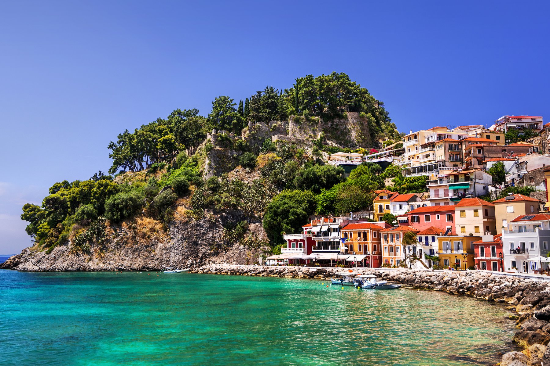 Parga ligger som en amfiteater vid det Joniska havet