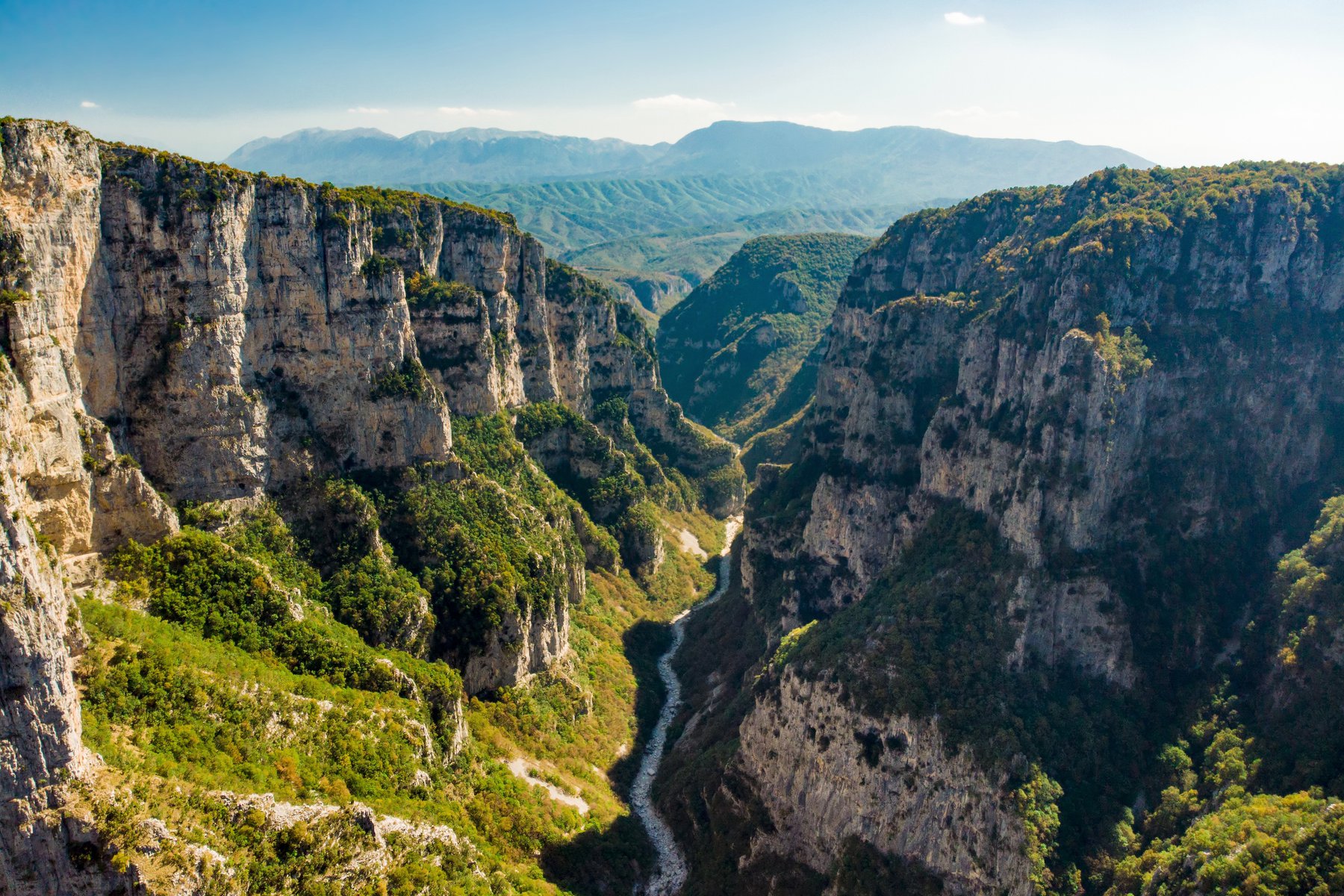 Du vandrar vid den mäktiga Vikosravinen i Greklands vildaste bergsområde