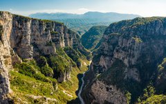 Du vandrar vid den mäktiga Vikosravinen i Greklands vildaste bergsområde
