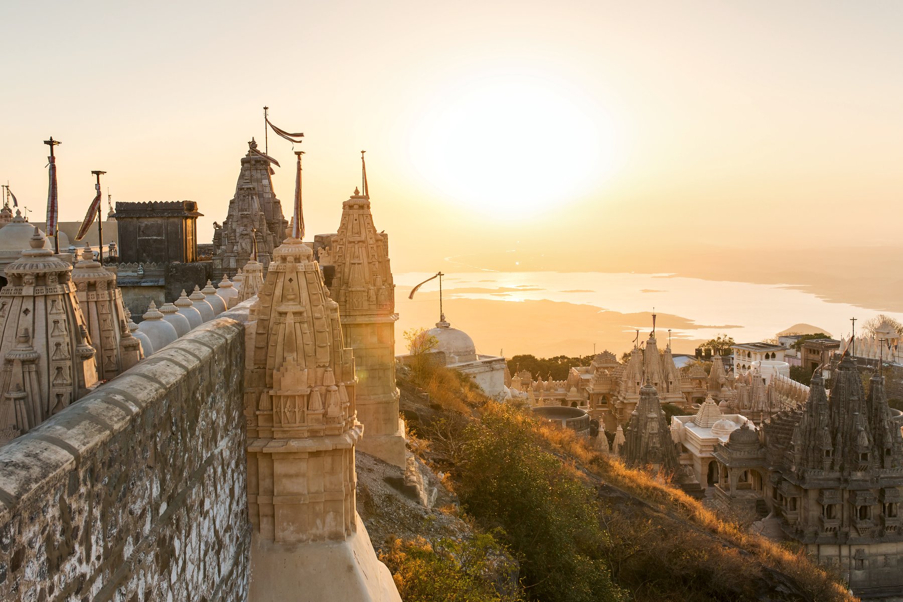 Vandra upp till de 3 000 jaintemplen på Shatrunjaya, segerkullen, Palitana