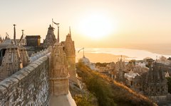 Vandra upp till de 3 000 jaintemplen på Shatrunjaya, segerkullen, Palitana
