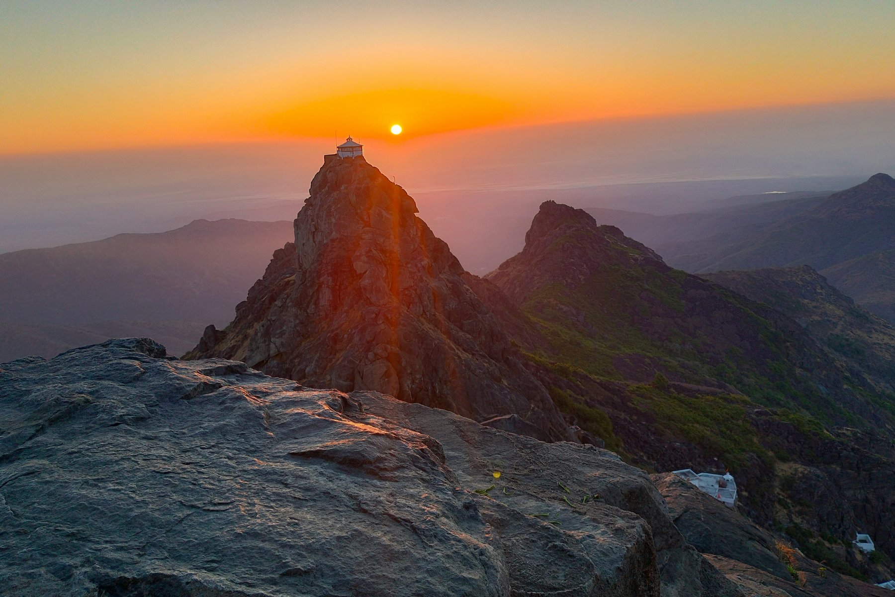 Girnar Hill med sina 10 000 trappsteg är helig både för hinduer och jainister