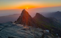 Girnar Hill med sina 10 000 trappsteg är helig både för hinduer och jainister