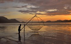 Du färdas med båt på mäktiga Brahmaputra