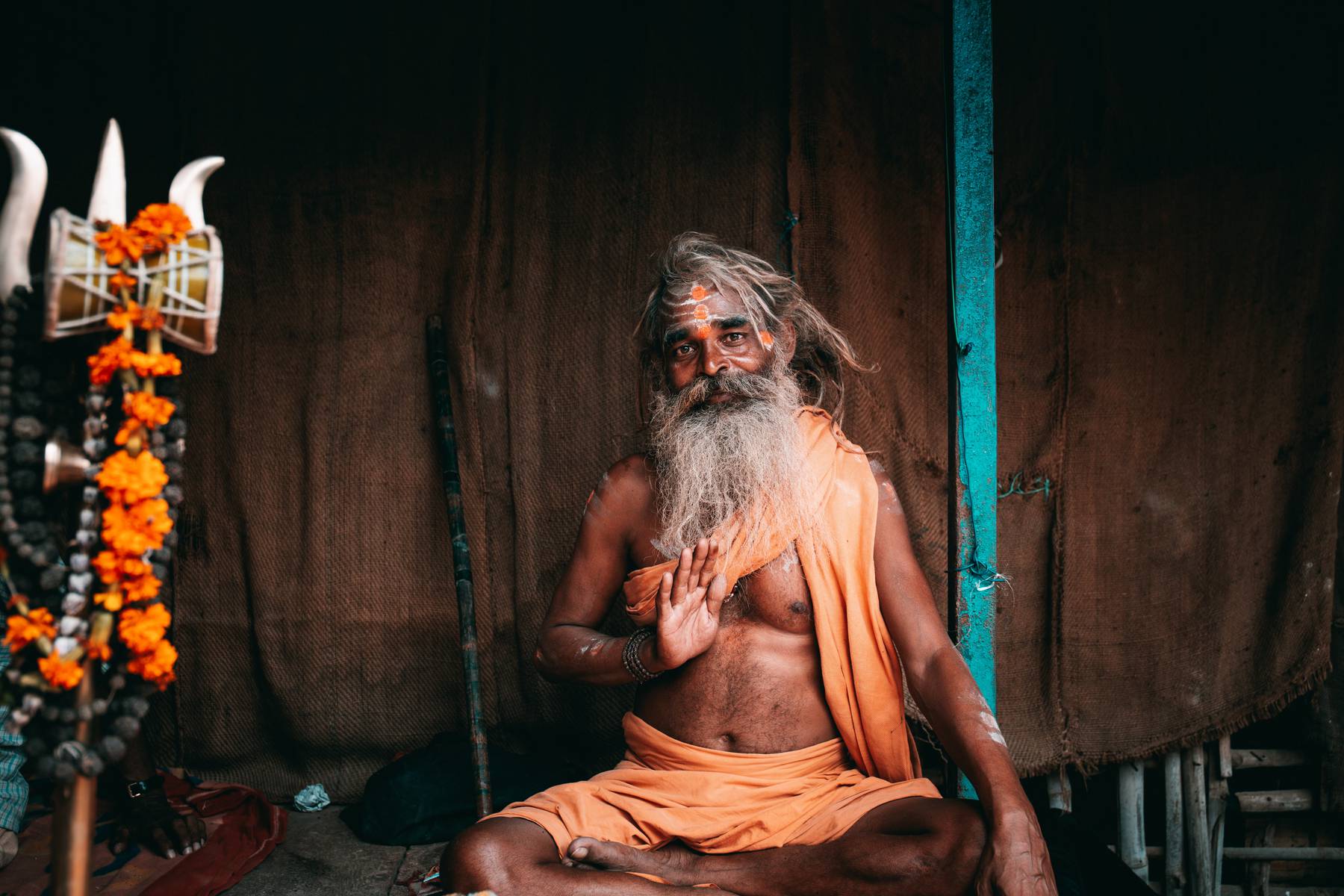 Under besöket i Varanasi träffar du på Sadhus, heliga män.