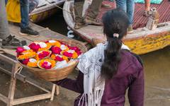 Det går åt många blommor vid olika typer av ceremonier vid Ganges