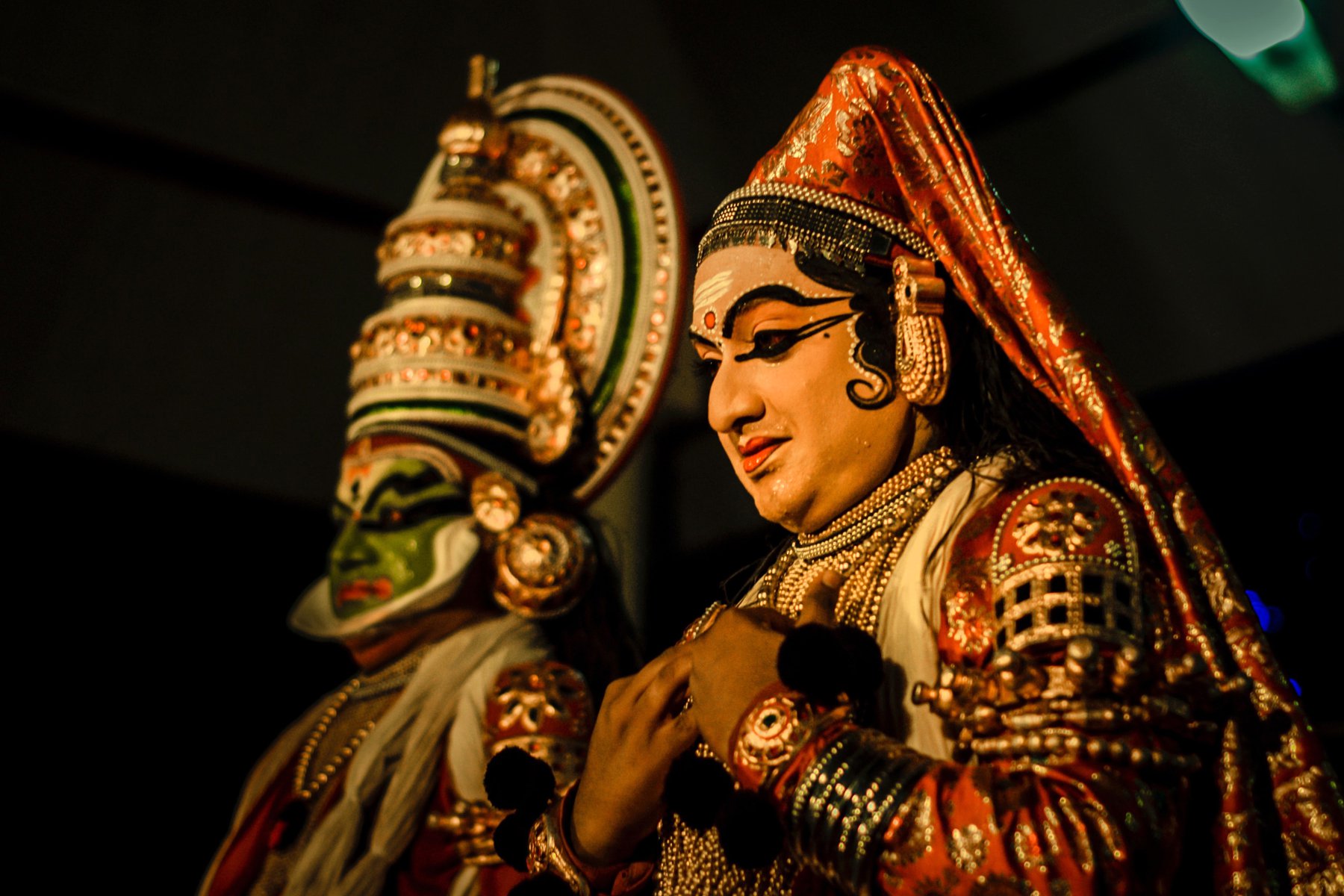 Under vistelsen i Kochi följer du med på Kathakali dans