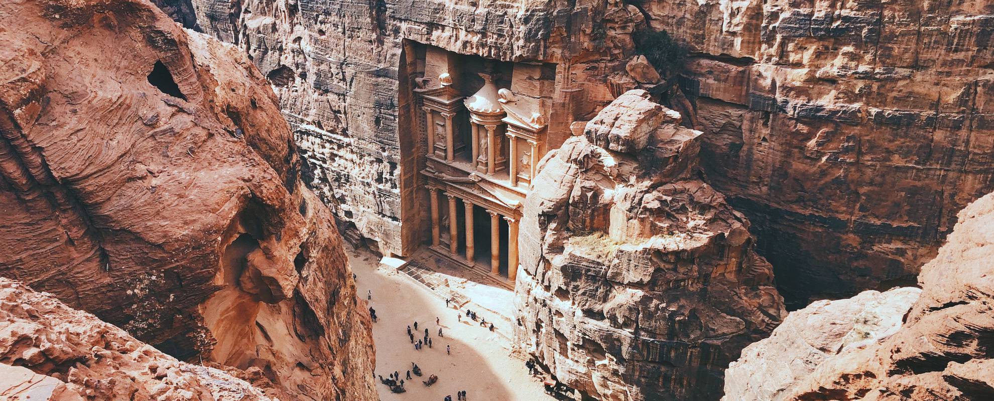 Vacker vy över Petra från närbelägna klippor