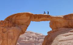 En av flera stenbroar i Wadi Rum