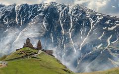 Gergeti-kyrkan med berget Kazbek i bakgrunden