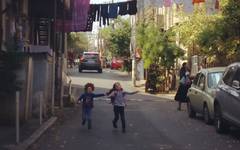 Lekande barn i Gamla Tbilisi