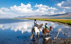 Underbara miljöer vid Song Kul i Kirgizistan