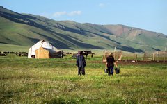 Du bor i en jurta vid sjön Song Kul