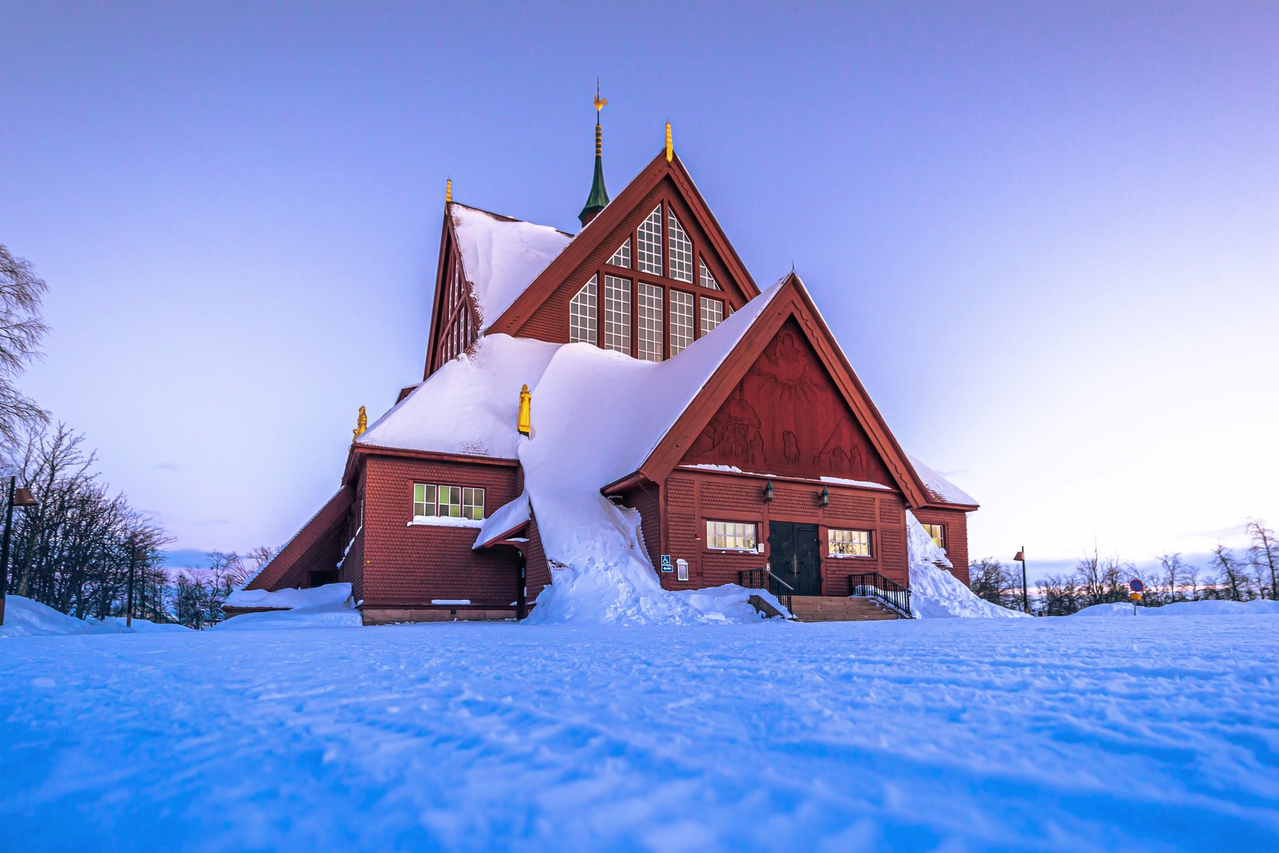 Kirunas mäktiga kyrka, helt i trä. Utsedd till landets vackraste byggnad.