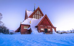 Kirunas mäktiga kyrka, helt i trä. Utsedd till landets vackraste byggnad.