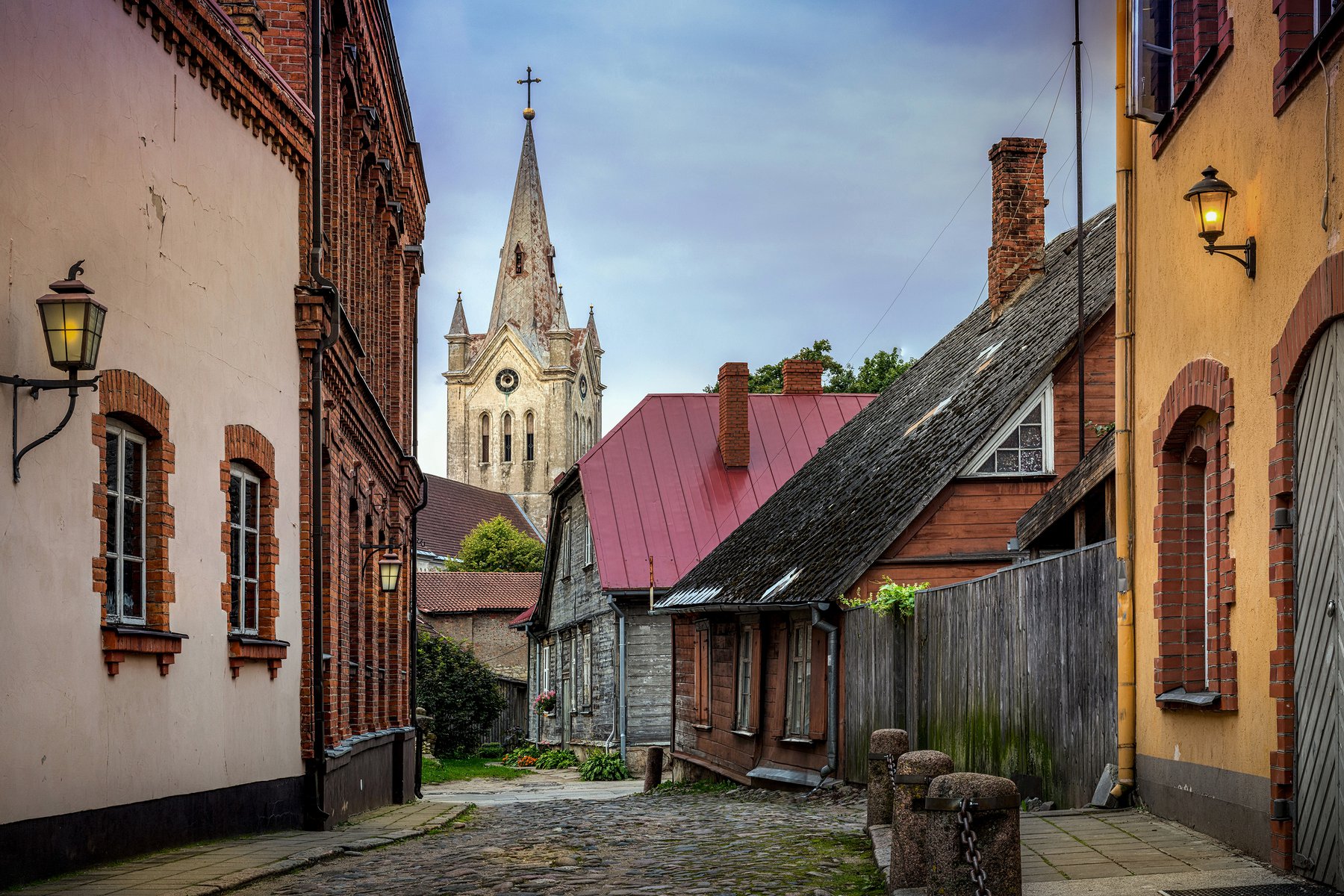 Att promenera genom staden Cesis i Lettland är en fantastisk upplevelse