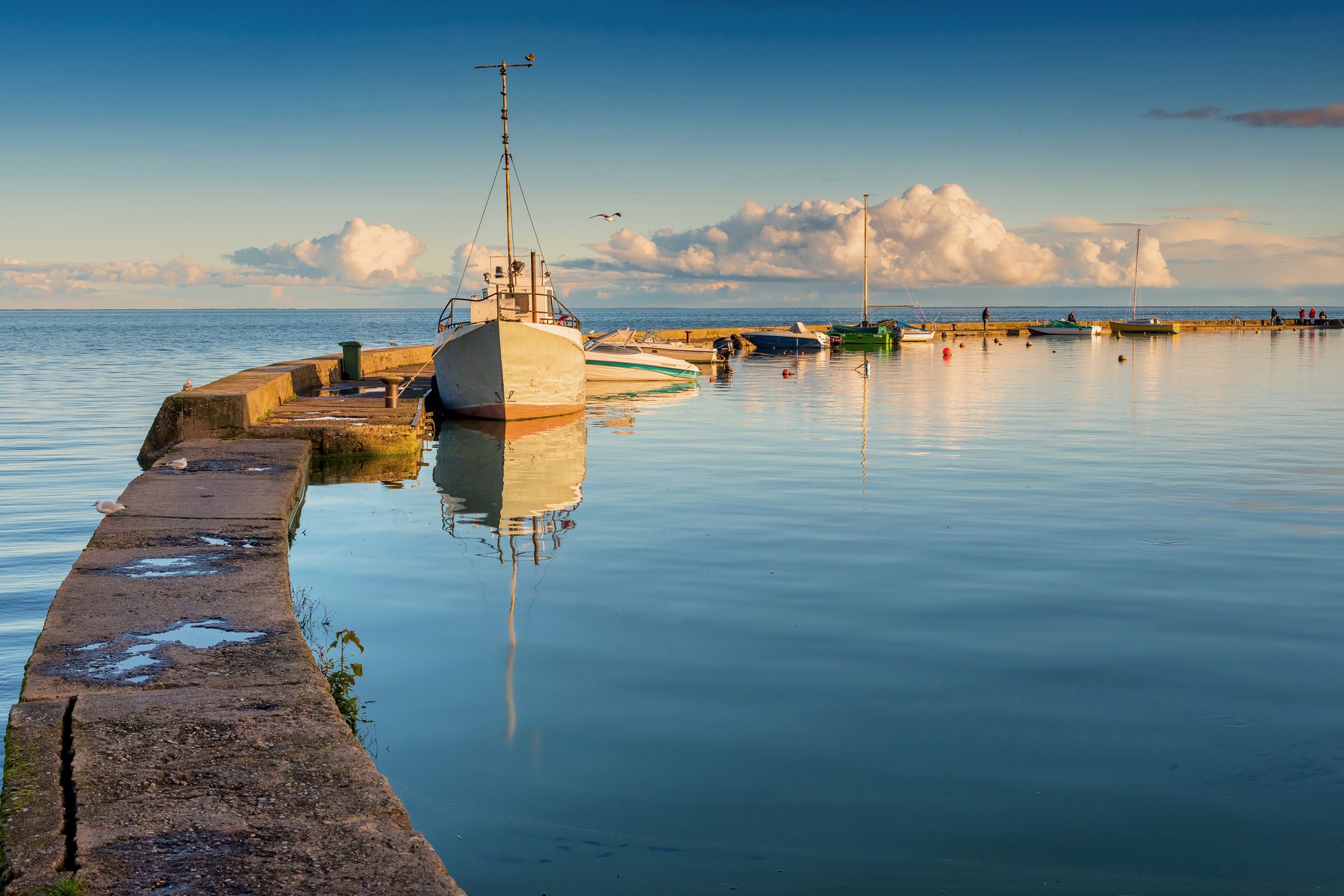 En lugn vacker morgon vid hamnen i Nida på Kuriska näset