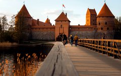 Du besöker det mäktiga slottet Trakai i södra Litauen