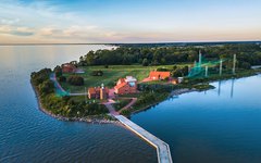 Du besöker en ringmärkningsstation vacker belägen nära Njemens nationalpark