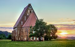 Du cyklar förbi landets äldsta kyrka vid byn Zapyškis