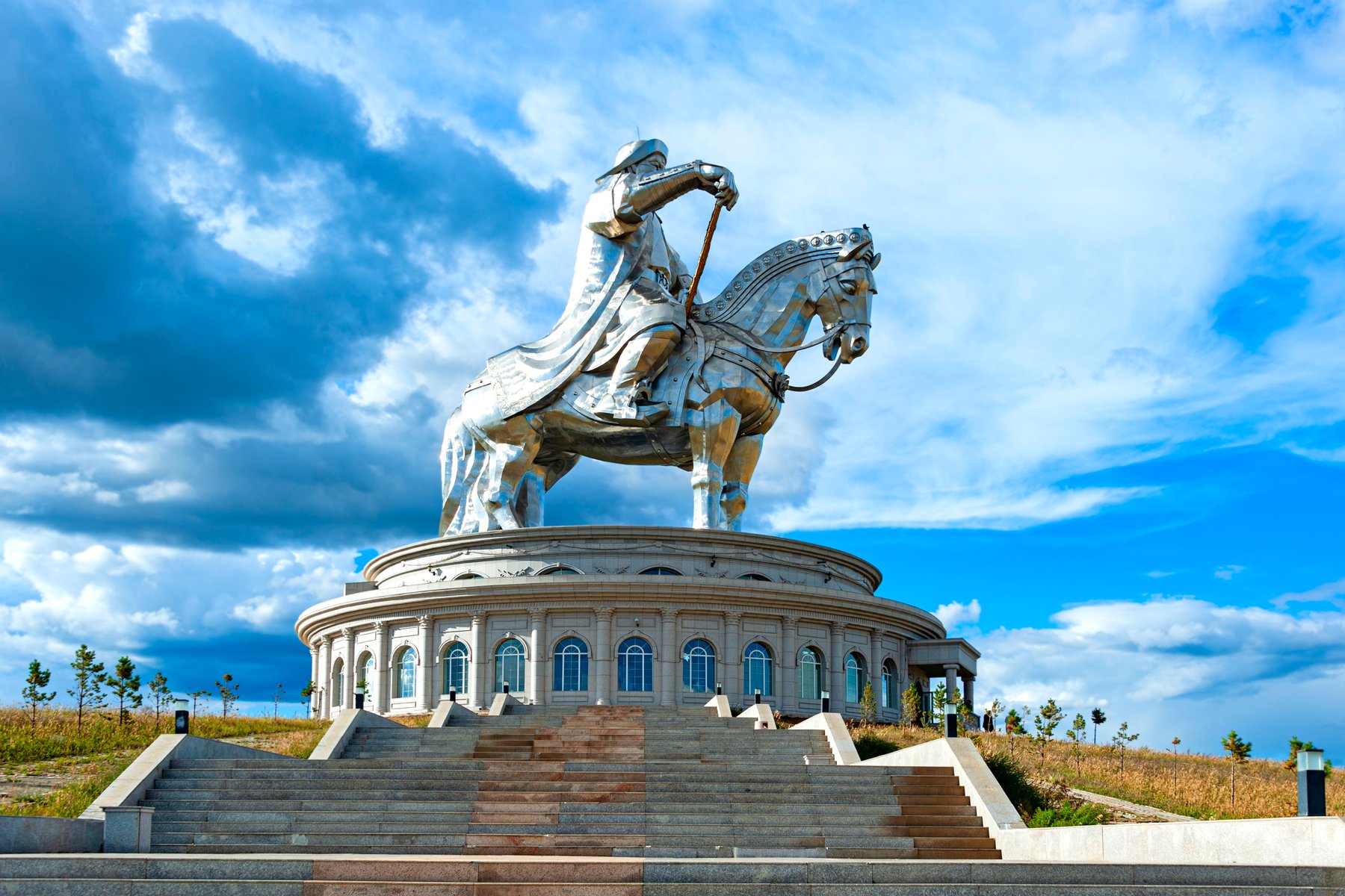Den mäktiga statyn av Djinghis Khan strax utanför Ulaanbaatar