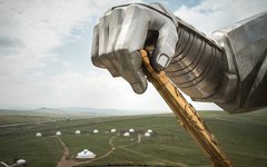 Den mäktiga statyn av Djinghis Khan utanför Ulaanbaatar