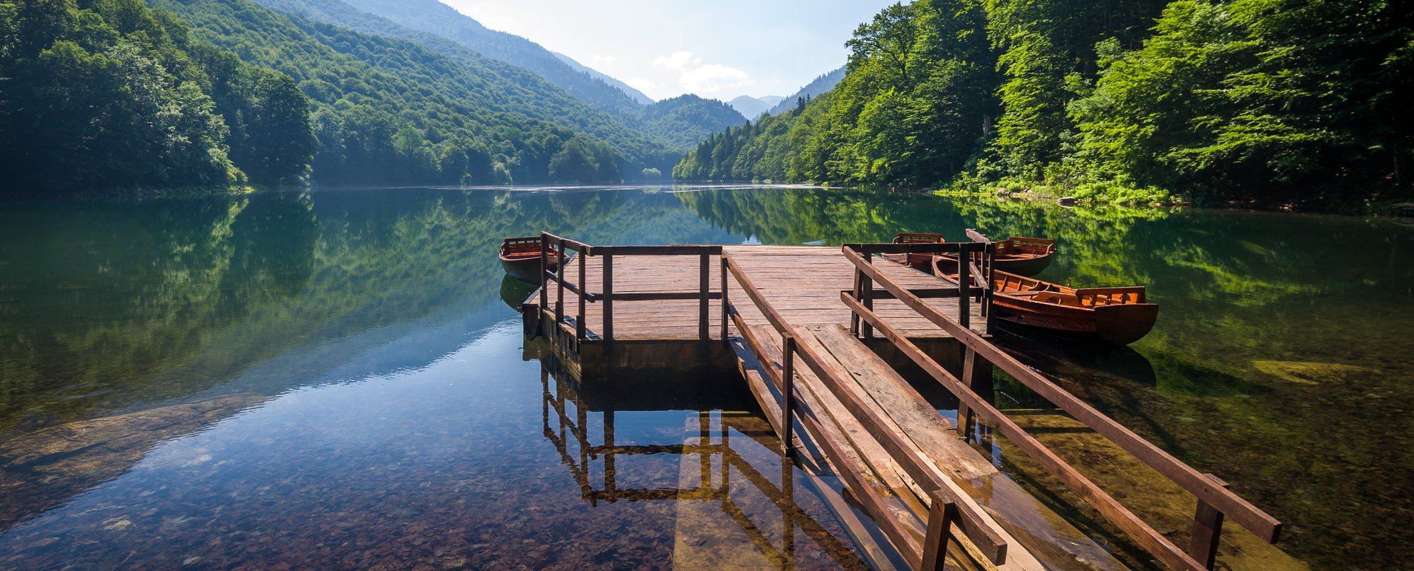 Du vandrar till en makalöst vacker sjö i nationalparken Biogradska Gora