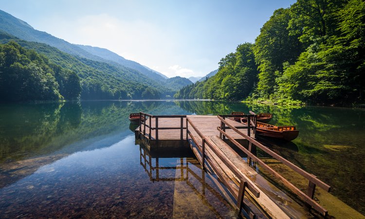 Du vandrar till en makalöst vacker sjö i nationalparken Biogradska Gora