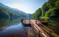 Du vandrar till en makalöst vacker sjö i nationalparken Biogradska Gora