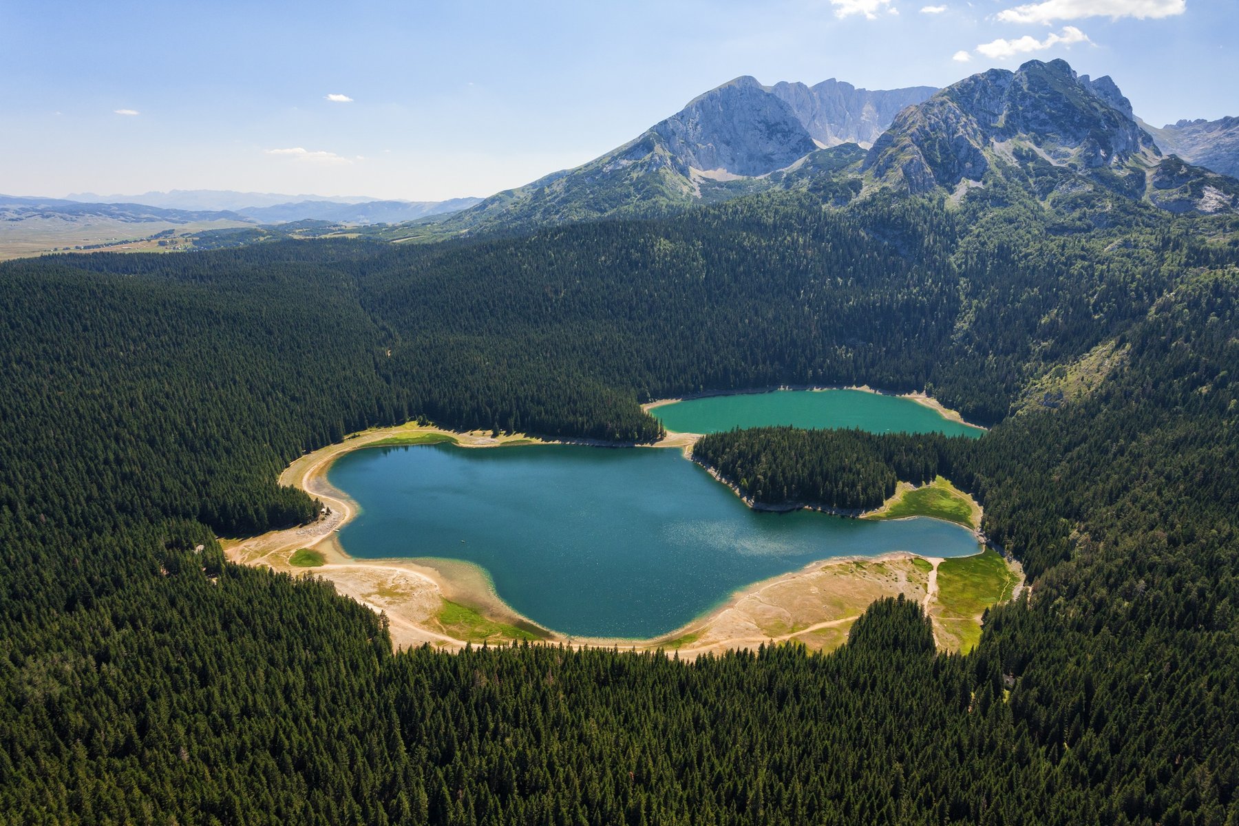 Du vandrar runt magiskt vackra Crno Jezero (Black Lake) i Durmitor nationalpark
