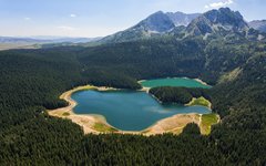 Du vandrar runt magiskt vackra Crno Jezero (Black Lake) i Durmitor nationalpark