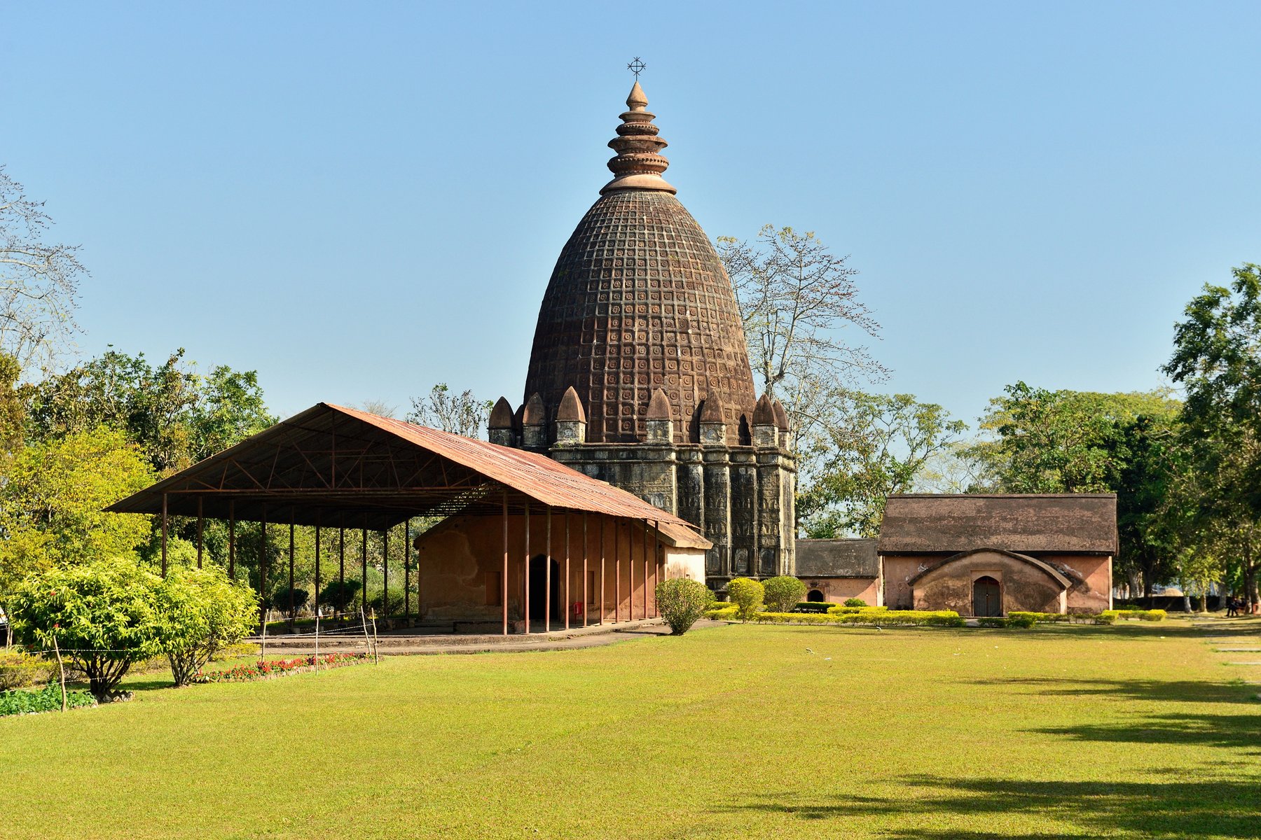 Du besöker världsarven vid Sivasagar i Assam