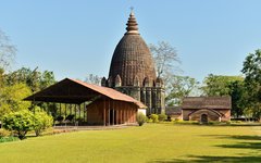 Du besöker världsarven vid Sivasagar i Assam