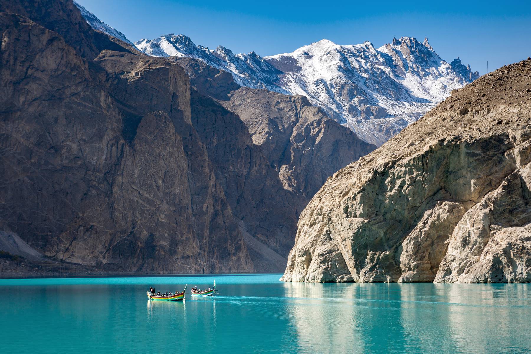 Du får ta en båttur på magiska sjön Attabad under resan till Pakistan