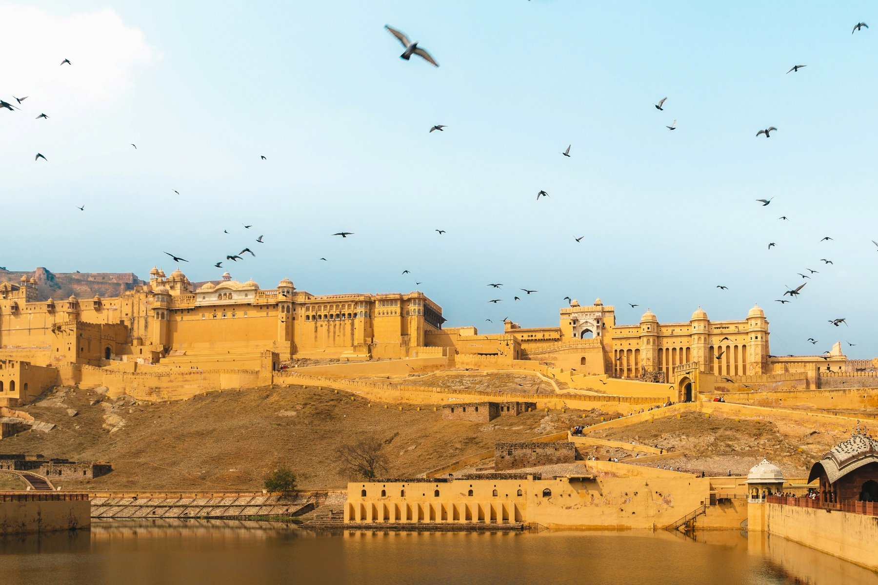 Under resan genom västra Indien besöker du mäktiga Amber Fort