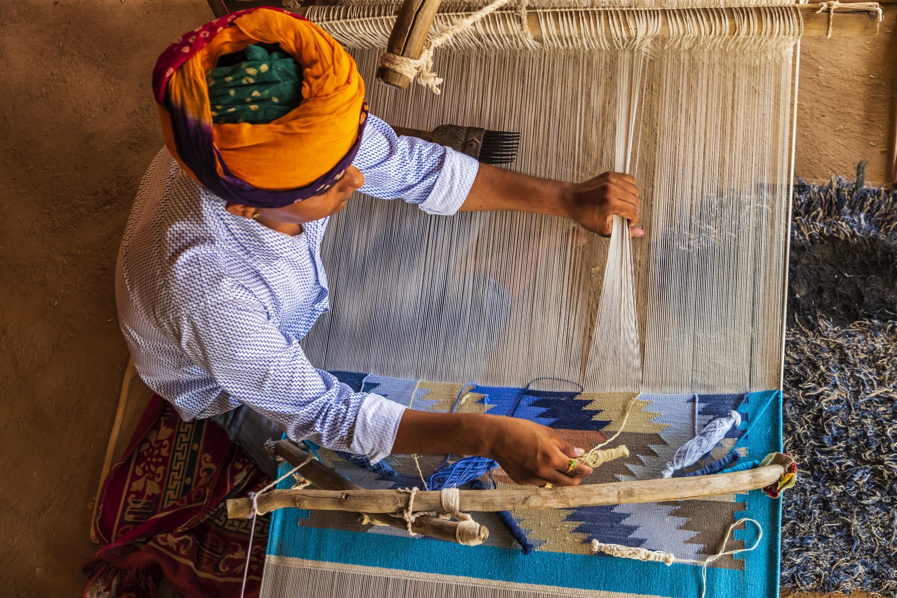 Du besöker traditionella hantverkare utanför Jodhpur