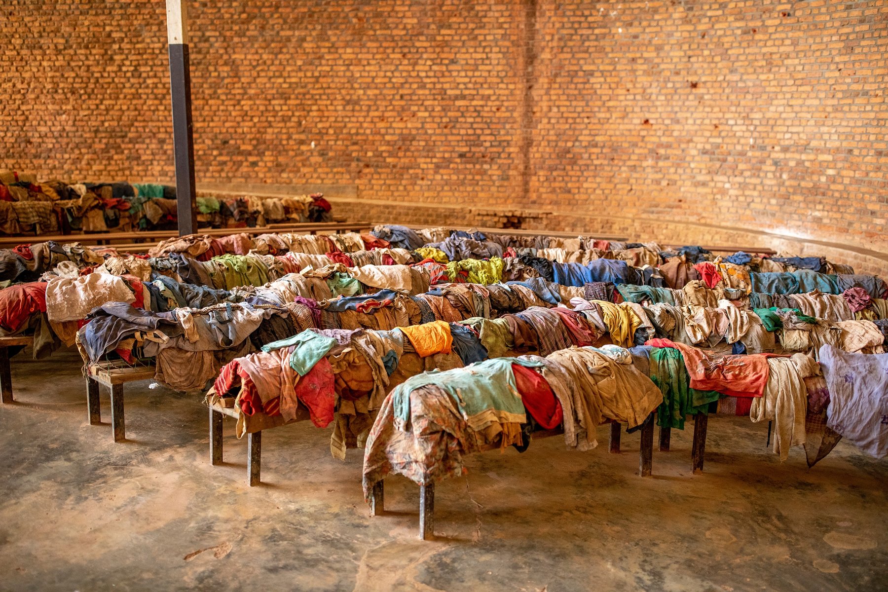 Rwanda genocide memorial där kläder från folkmordets offer sparats