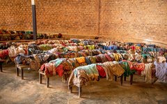 Rwanda genocide memorial där kläder från folkmordets offer sparats
