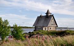 En vacker träkyrka nära Kem