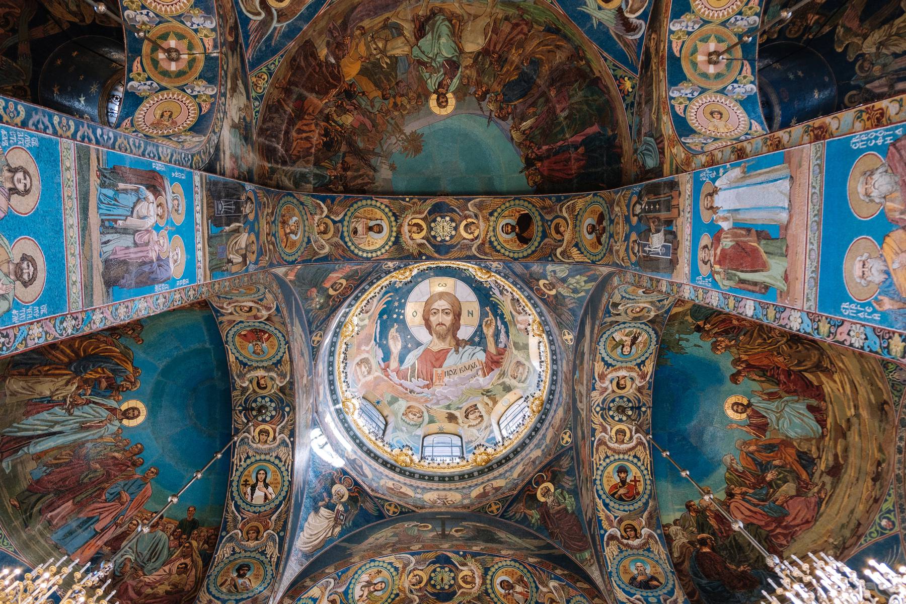 Vackra väggmålningar i Uppståndelsekyrkan i Sankt Petersburg