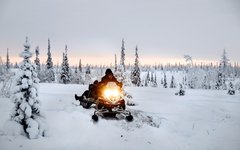 Du färdas på en släde efter en snöskoter på väg till nentserna