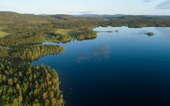 Resan går längs med Enare Träsk, Finlands tredje största sjö.