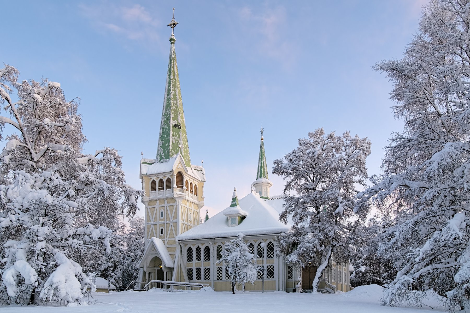 Både Jokkmokks nya och gamla kyrka är värda ett besök