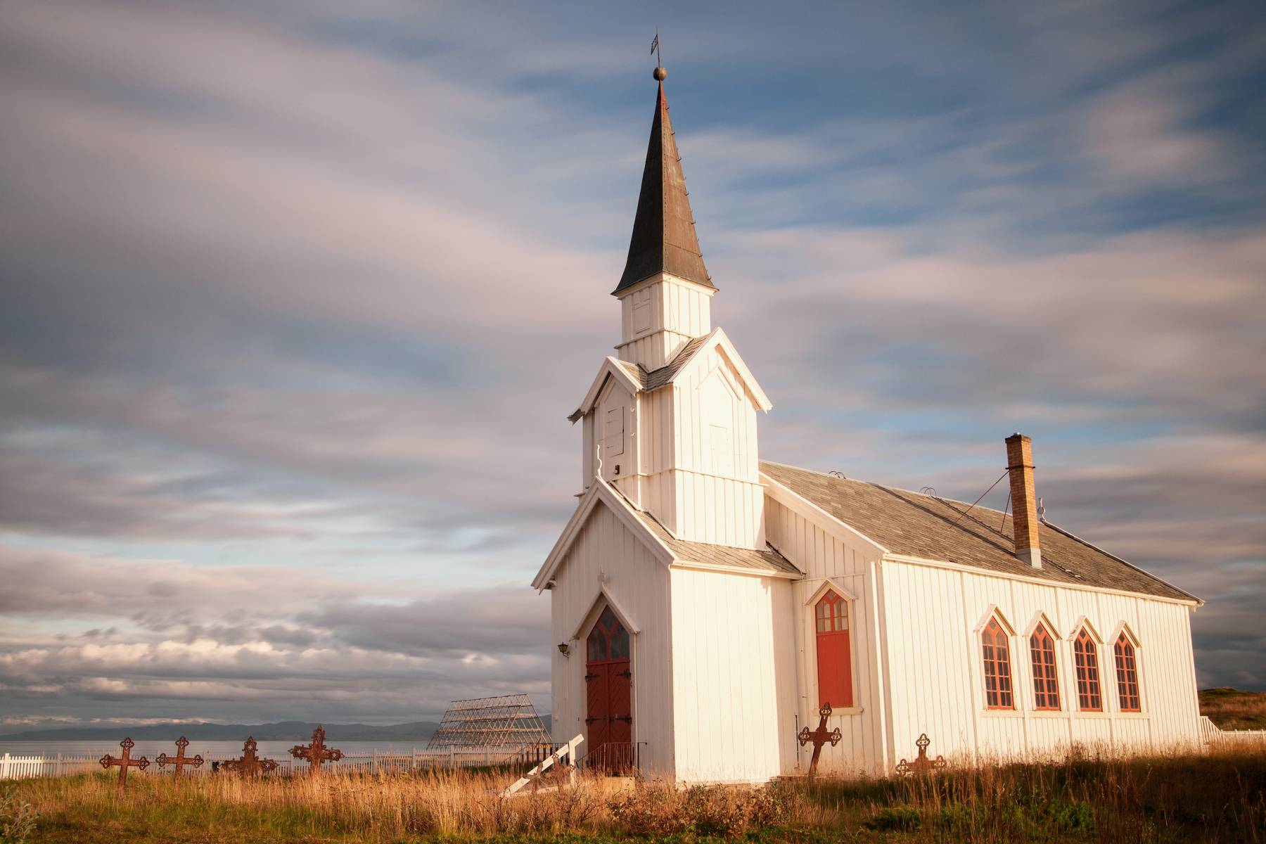 Du besöker Nesseby kyrka vackert belägen vid Ishavet