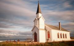 Du besöker Nesseby kyrka vackert belägen vid Ishavet