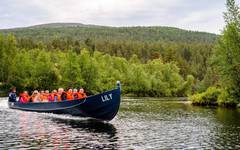 Utanför Enare får du följa med på en flodfärd genom samiska områden