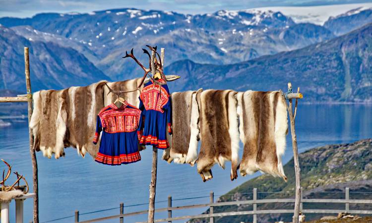 Samiska kläder och renskin på tork