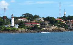 Freetown har en livlig hamnen och ett vackert läge vid havet