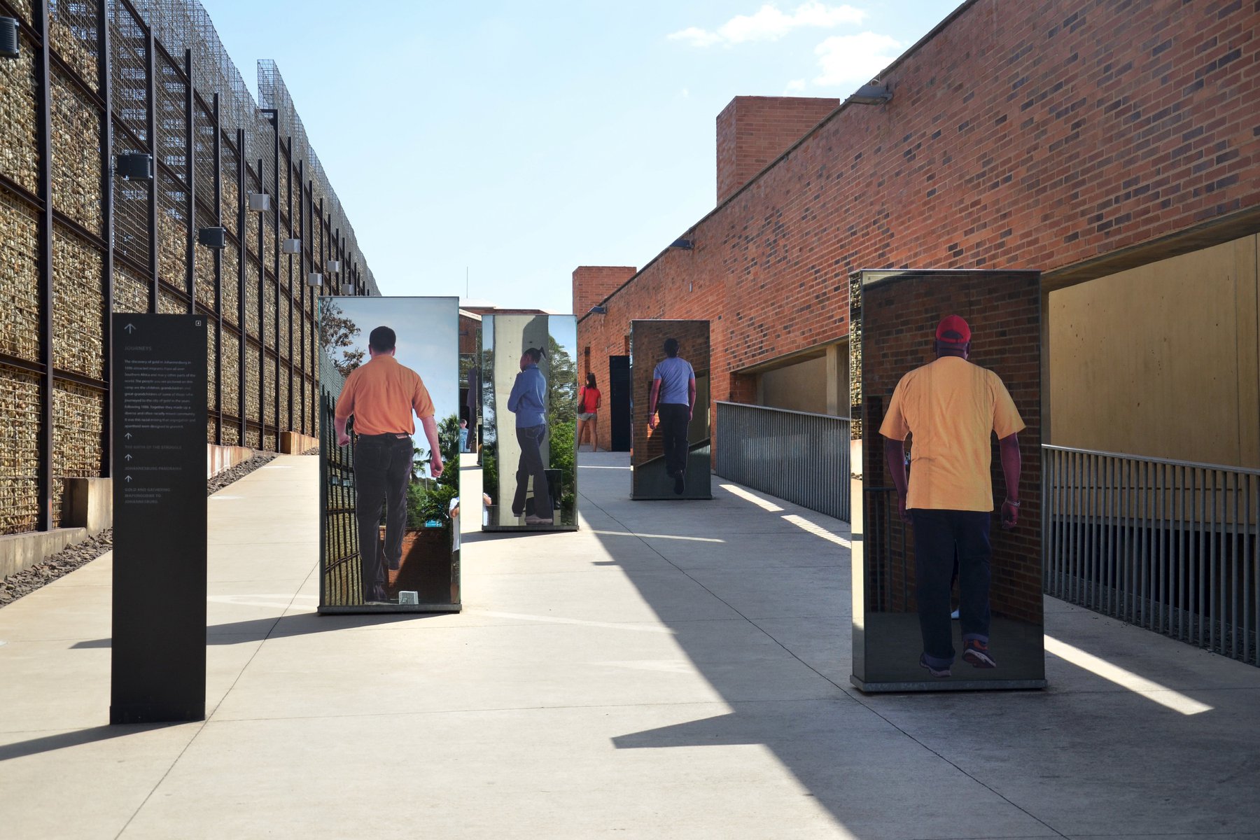 Du besöker ett Apartheid museum i Johannesburg